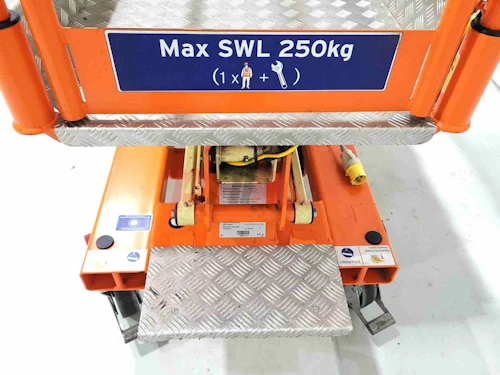 JLG SCISSOR LIFT