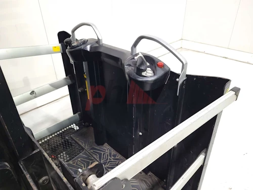MITSUBISHI ORDER PICKER