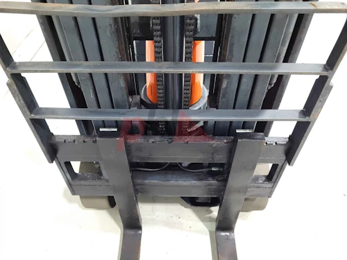 AISLE MASTER ARTICULATED FORKLIFT