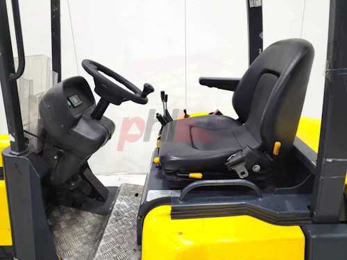 AISLE MASTER ARTICULATED FORKLIFT