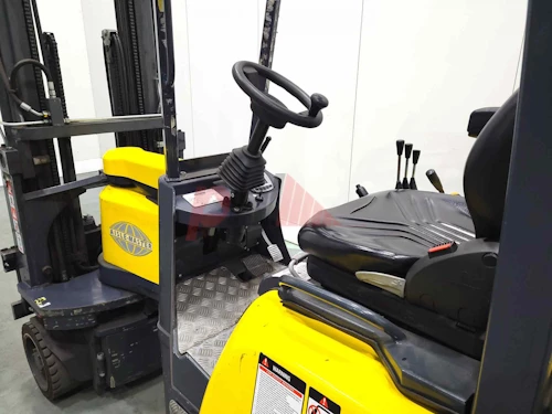 AISLE MASTER ARTICULATED FORKLIFT