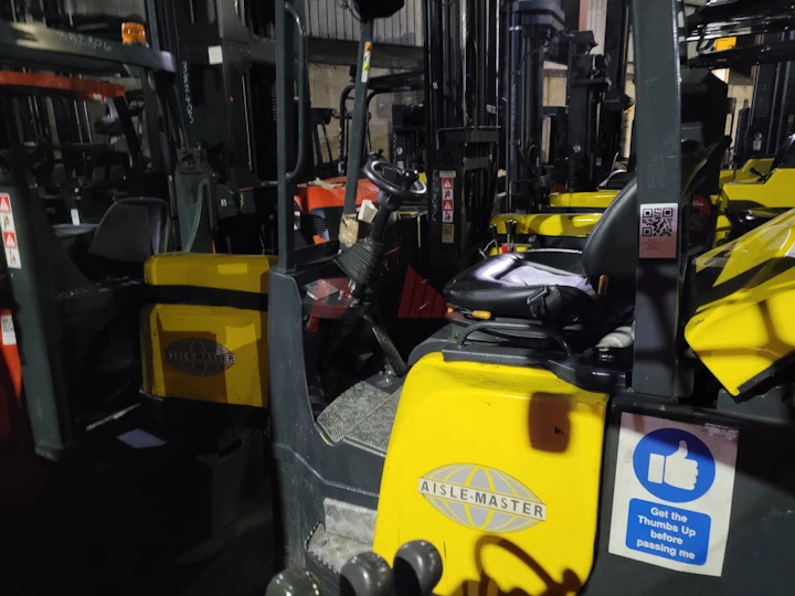 AISLE MASTER ARTICULATED FORKLIFT