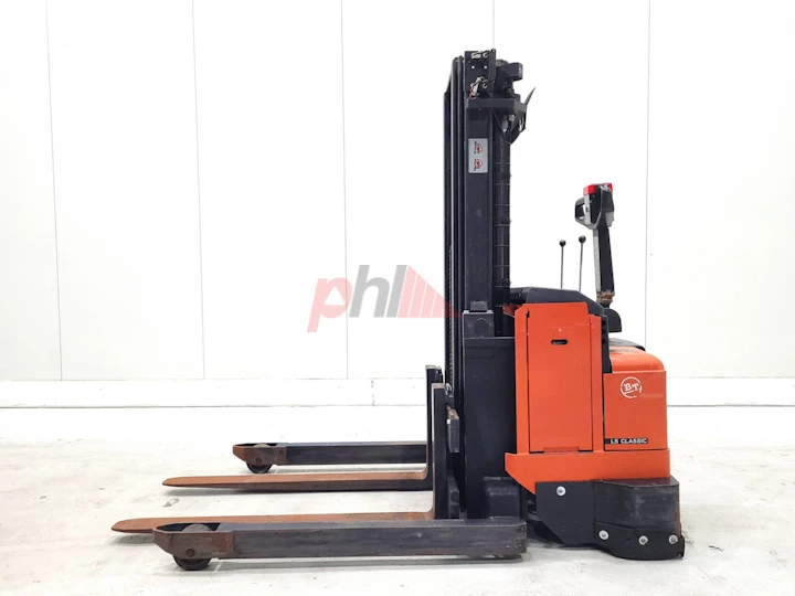 BT STACKER, STRADDLE